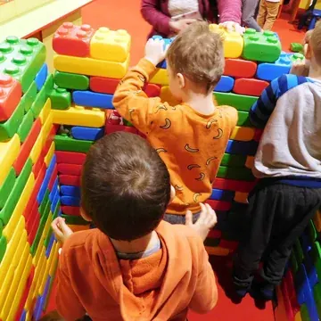 Dzieci budują z dużych kolorowych klocków piankowych