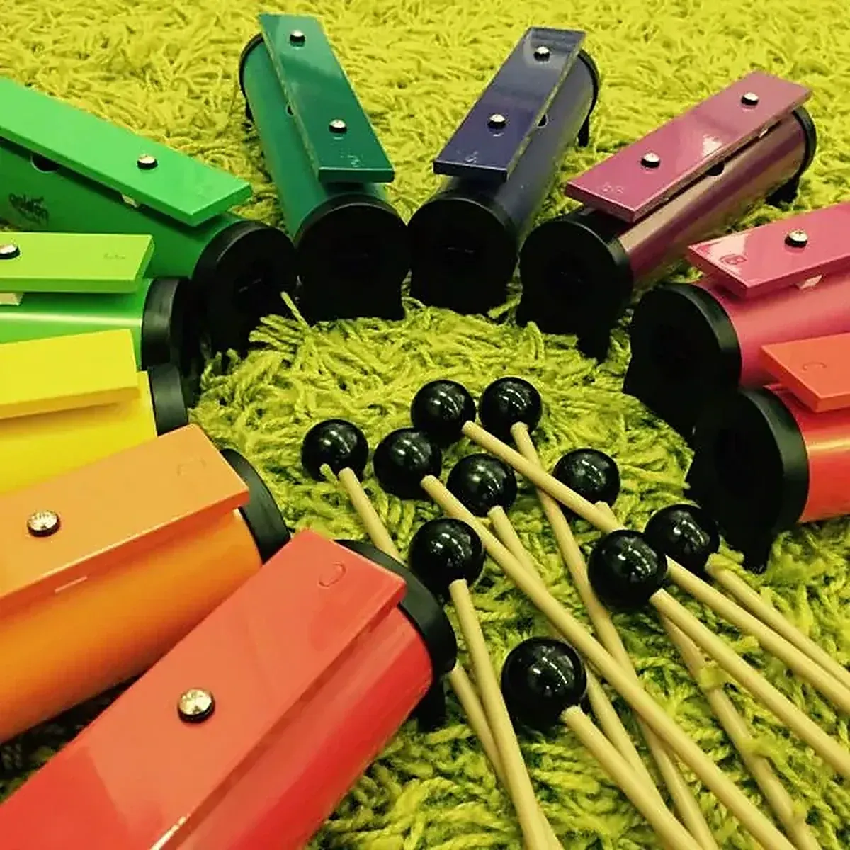 Kolorowe instrumenty muzyczne dla dzieci — zajęcia umuzykalniające